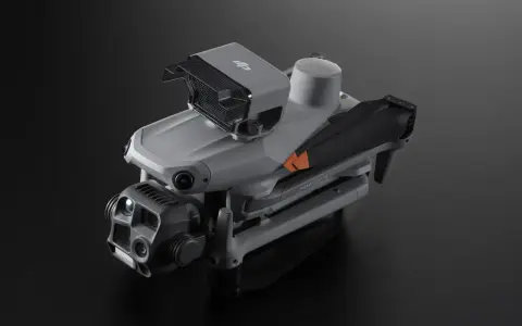 Szary dron DJI Matrice 4 z kamerą i akcesoriami, gotowy do lotu z aplikacją DJI GO 4.