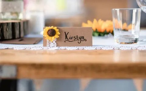 Urocza winietka z imieniem "Kirstyn" i słonecznikiem. Proste i stylowe, idealne, by pokazać, jak zrobić winietki na przyjęcie.