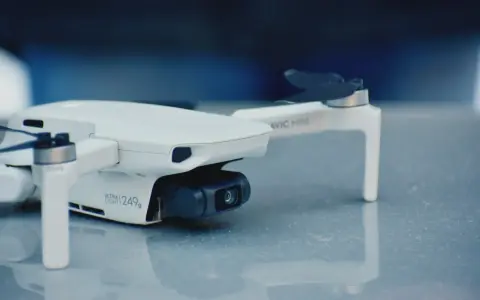 Biały dron Mavic Mini, ważący 249g, gotowy do rejestracji obrazu.