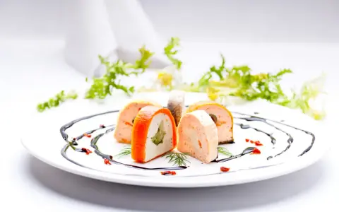 Eleganckie rolady rybne z warzywami, ozdobione sosem balsamicznym. Idealne na menu weselne z godzinami.