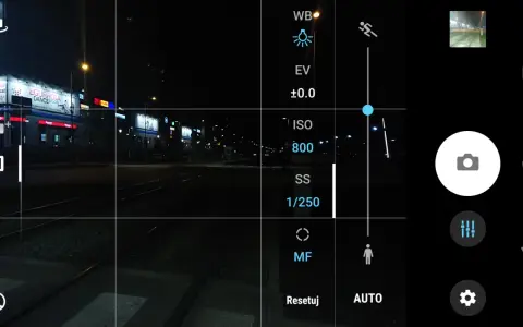 Ekran telefonu z widokiem nocnym. Pokazuje, jak ustawić czas naświetlania (SS 1/250) i ISO (800) w trybie manualnym (M).