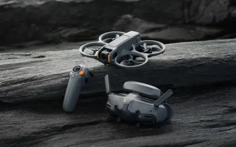 DJI Avata waga: dron, gogle i kontroler leżą na kamieniach.