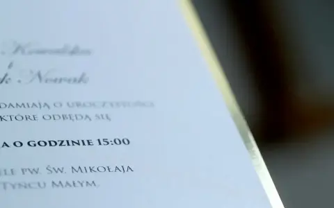 Zawiadomienie o ślubie Kowalskich i Nowaków. Uroczystość odbędzie się o godzinie 15:00 w kościele pw. Św. Mikołaja w Tyncu Małym.
