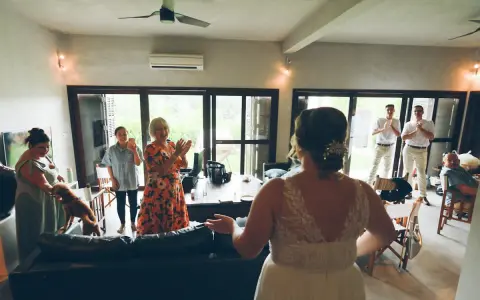 Wesele w rockowym stylu! Panna młoda wita gości, którzy klaszczą. Nawet piesek się cieszy.