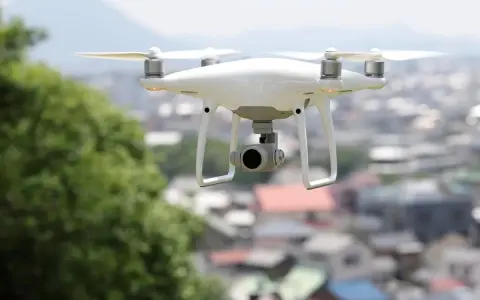 Biały dron unosi się nad miastem. Chcesz wiedzieć, jak sprawdzić, kto lata dronem?
