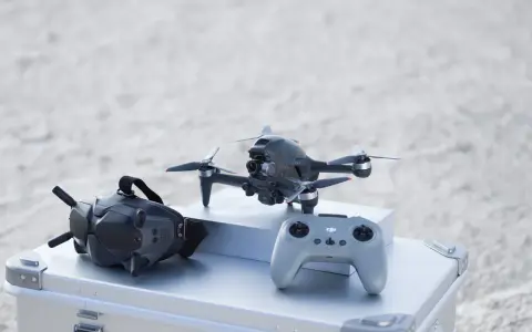 Szybkie drony, gogle FPV i kontroler gotowe do akcji na plaży.
