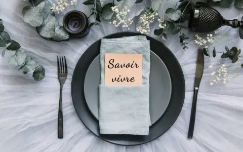 Eleganckie nakrycie stołu z kartką "Savoir vivre" idealne na zaproszenia na ślub.