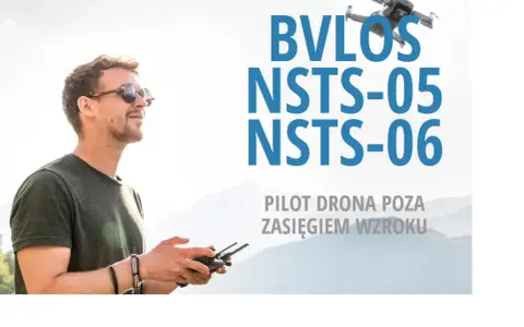Mężczyzna steruje dronem poza zasięgiem wzroku. BVLOS co to? To pilotowanie dronów zgodnie z przepisami NSTS-05 i NSTS-06.