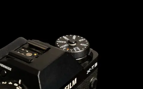 Pokrętło czułości ISO na aparacie Fujifilm X-T3. Dowiedz się, co to jest iso fotografia i jak wpływa na Twoje zdjęcia.