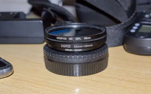 Dwa filtry fotograficzne Digipod: jeden CPL 58mm, drugi przejściówka 49-52mm. Zapewniają świetny filtr polaryzacyjny efekt.