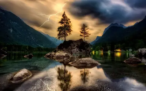 Dramatyczna burza nad jeziorem, błyskawica rozświetla niebo, a HDR w aparacie telefonu uchwycił piękno krajobrazu.