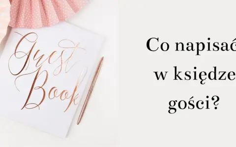 Elegancka księga gości weselnych z różowym długopisem i ozdobami. Szukasz pomysłów na śmieszne wpisy do księgi gości weselnych?