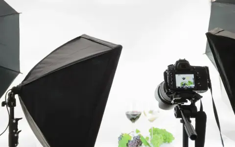 Profesjonalne oświetlenie studyjne i aparat na statywie tworzą idealne warunki do fotografowania, jak w namiocie bezcieniowym DIY.