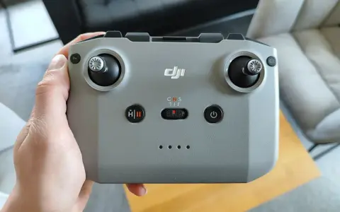 Pilot trzyma kontroler DJI. Gdy zgubisz drona bez GPS, ten pilot pomoże go odnaleźć.