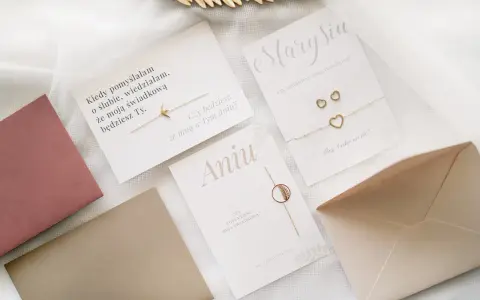Eleganckie kartki z biżuterią dla świadkowych. Pytanie "Czy zostaniesz moją świadkową?" jest kluczowe, nawet podczas ślubu w islamie.