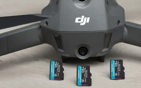 Dron DJI z trzema kartami pamięci Kingston 128GB. Jaka karta pamięci do drona 4K? Te karty są idealne!