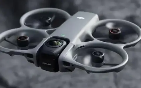 Szary dron DJI Avata 3 z kamerą z przodu, unoszący się w powietrzu.