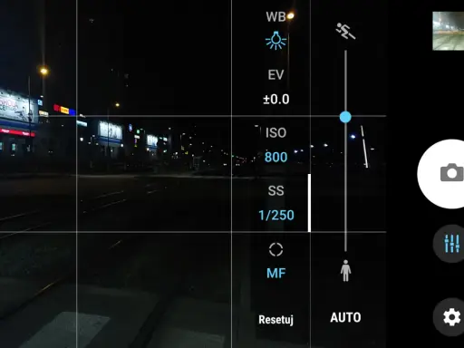 Ekran telefonu z widokiem nocnym. Pokazuje, jak ustawić czas naświetlania (SS 1/250) i ISO (800) w trybie manualnym (M).