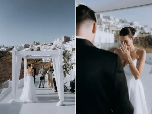 Ślub cywilny na Santorini. Urzędnik udziela ślubu parze młodej na tarasie z widokiem na białe domy. Panna młoda wzruszona.