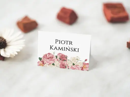 Eleganckie winietki dla usługodawców z imieniem i nazwiskiem "PIOTR KAMIŃSKI" oraz subtelnym bukietem różowych kwiatów.