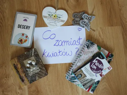 Karty z deserami, książka "Mediolan i Jeziora", serce z cytatem i ozdobne motyle – pomysły na to, co zamiast kwiatów na ślub.