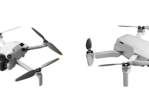Dwa białe drony, jeden z przodu z kamerą, drugi z boku. Dron zasięg 10km, idealny do podniebnych podróży.