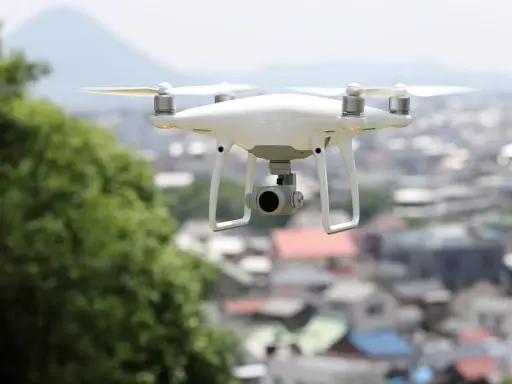 Biały dron unosi się nad miastem. Chcesz wiedzieć, jak sprawdzić, kto lata dronem?