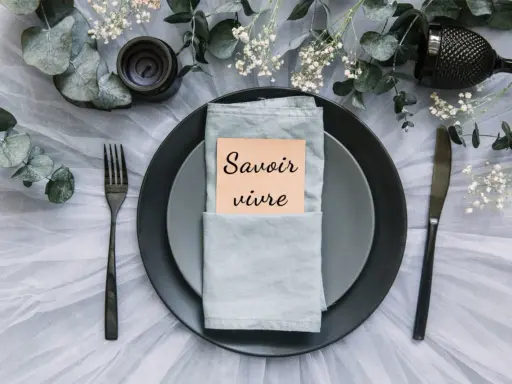 Eleganckie nakrycie stołu z kartką "Savoir vivre" idealne na zaproszenia na ślub.