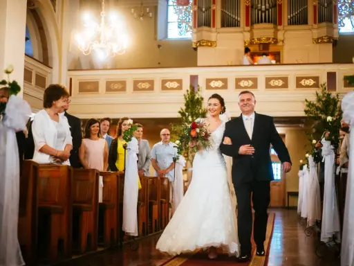 Panna młoda z bukietem idzie do ołtarza z ojcem. Cichy ślub kościelny bez mszy, w kościele pełnym gości.