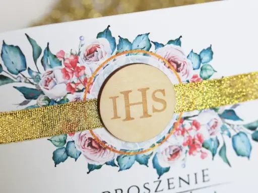 Eleganckie zaproszenie dla księdza na ślub, ozdobione bukietem róż i złotą wstążką.