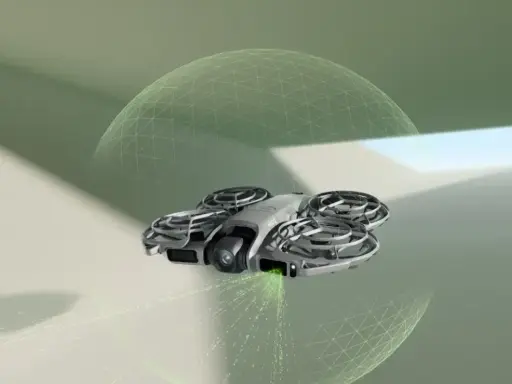 DJI NEO 2 Fly More Combo w locie, otoczony siatką bezpieczeństwa, emituje zielone światło.