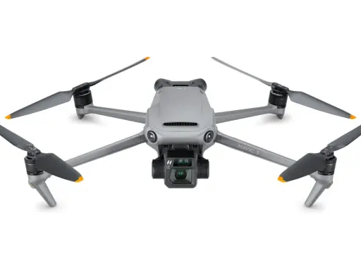 Szary dron DJI Mavic 3 z kamerą i czterema śmigłami. Jego niewielka waga pozwala na długie loty.