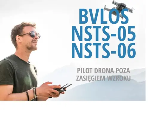 Mężczyzna steruje dronem poza zasięgiem wzroku. BVLOS co to? To pilotowanie dronów zgodnie z przepisami NSTS-05 i NSTS-06.