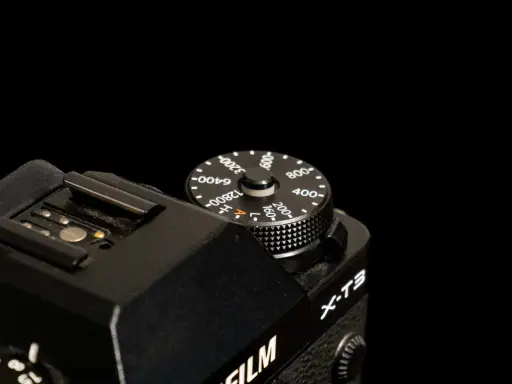 Pokrętło czułości ISO na aparacie Fujifilm X-T3. Dowiedz się, co to jest iso fotografia i jak wpływa na Twoje zdjęcia.