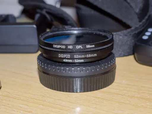 Dwa filtry fotograficzne Digipod: jeden CPL 58mm, drugi przejściówka 49-52mm. Zapewniają świetny filtr polaryzacyjny efekt.