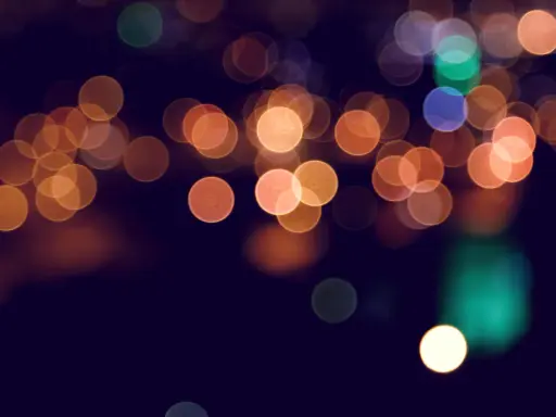 Rozmyte kółka świateł tworzą magiczny efekt bokeh w telefonie, przypominając nocne miasto.