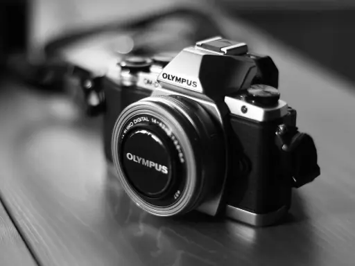 Przeswietlone zdjecie aparatu Olympus OM-D z obiektywem.
