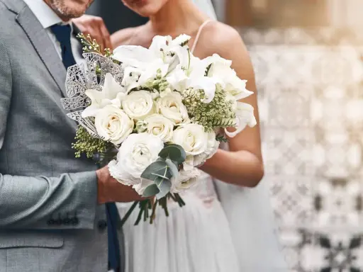 Elegancki bukiet ślubny z róż i lilii. Czy trzeba mieć bukiet na ślub cywilny? Ten piękny dodatek z pewnością podkreśli wyjątkowość chwili.