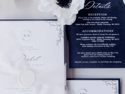 Eleganckie zaproszenie ślubne z detalami wesela i noclegów. Jak zapytać o potwierdzenie przybycia na wesele? Informacje o RSVP i stronie internetowej.