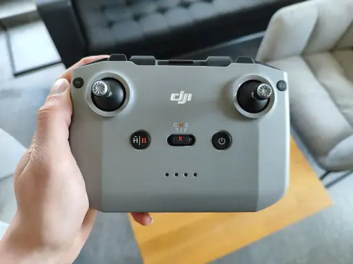 Pilot trzyma kontroler DJI. Gdy zgubisz drona bez GPS, ten pilot pomoże go odnaleźć.