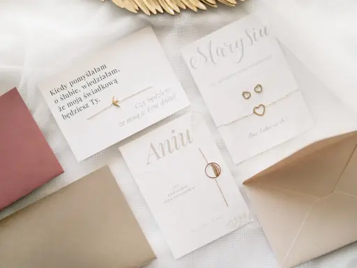Eleganckie kartki z biżuterią dla świadkowych. Pytanie "Czy zostaniesz moją świadkową?" jest kluczowe, nawet podczas ślubu w islamie.