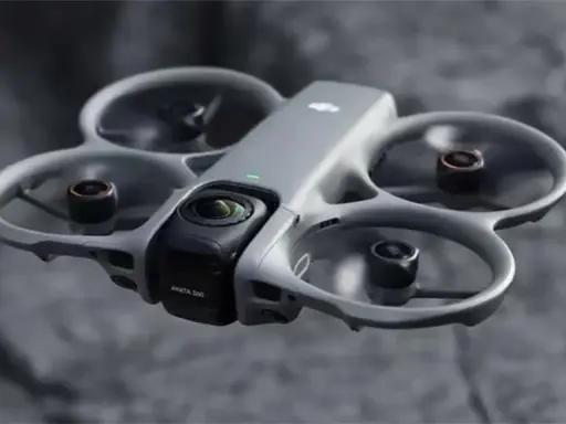 Szary dron DJI Avata 3 z kamerą z przodu, unoszący się w powietrzu.