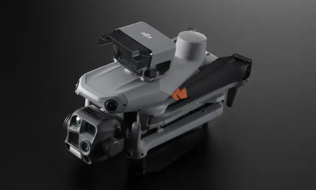 Szary dron DJI Matrice 4 z kamerą i akcesoriami, gotowy do lotu z aplikacją DJI GO 4.