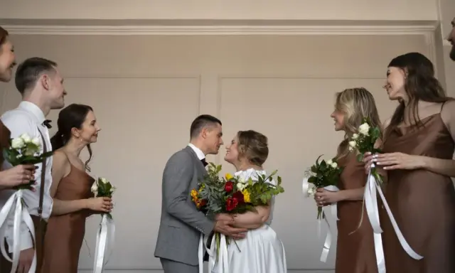 Para młoda w otoczeniu druhen i świadków. Romantyczny ślub w piątek, pełen miłości i pięknych bukietów.