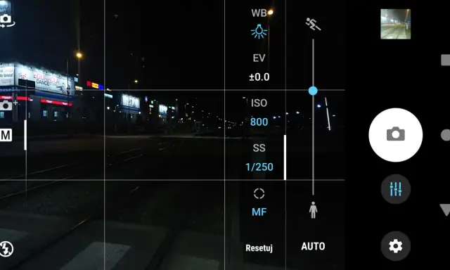 Ekran telefonu z widokiem nocnym. Pokazuje, jak ustawić czas naświetlania (SS 1/250) i ISO (800) w trybie manualnym (M).