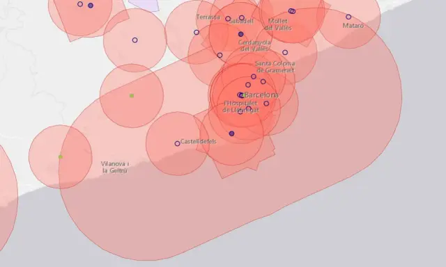 Mapa z zaznaczonymi strefami, gdzie możliwe jest latanie dronem w Hiszpanii, obejmująca obszar Barcelony i okolic.