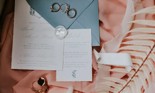 Eleganckie zaproszenie na ślub dla kolegów z pracy, z obrączkami i pieczęcią z wosku.