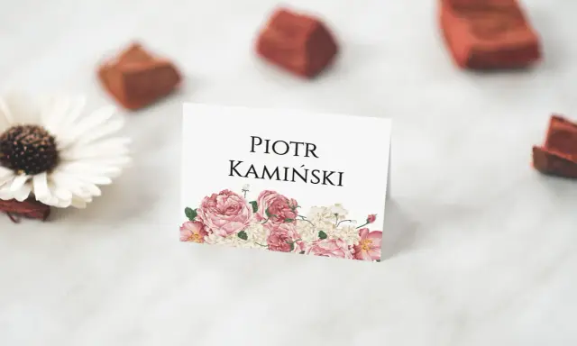 Eleganckie winietki dla usługodawców z imieniem i nazwiskiem "PIOTR KAMIŃSKI" oraz subtelnym bukietem różowych kwiatów.