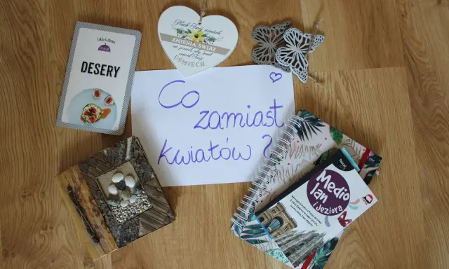 Karty z deserami, książka "Mediolan i Jeziora", serce z cytatem i ozdobne motyle – pomysły na to, co zamiast kwiatów na ślub.