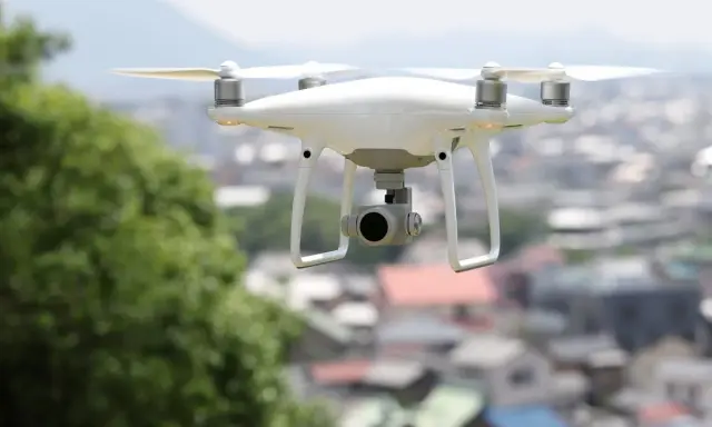 Biały dron unosi się nad miastem. Chcesz wiedzieć, jak sprawdzić, kto lata dronem?